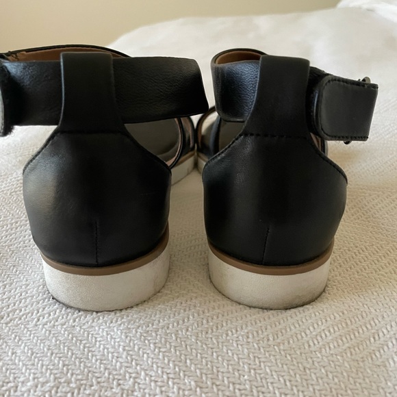 Sofft since1927 Velcro strap shoes size 6.5 - Picture 3 of 5
